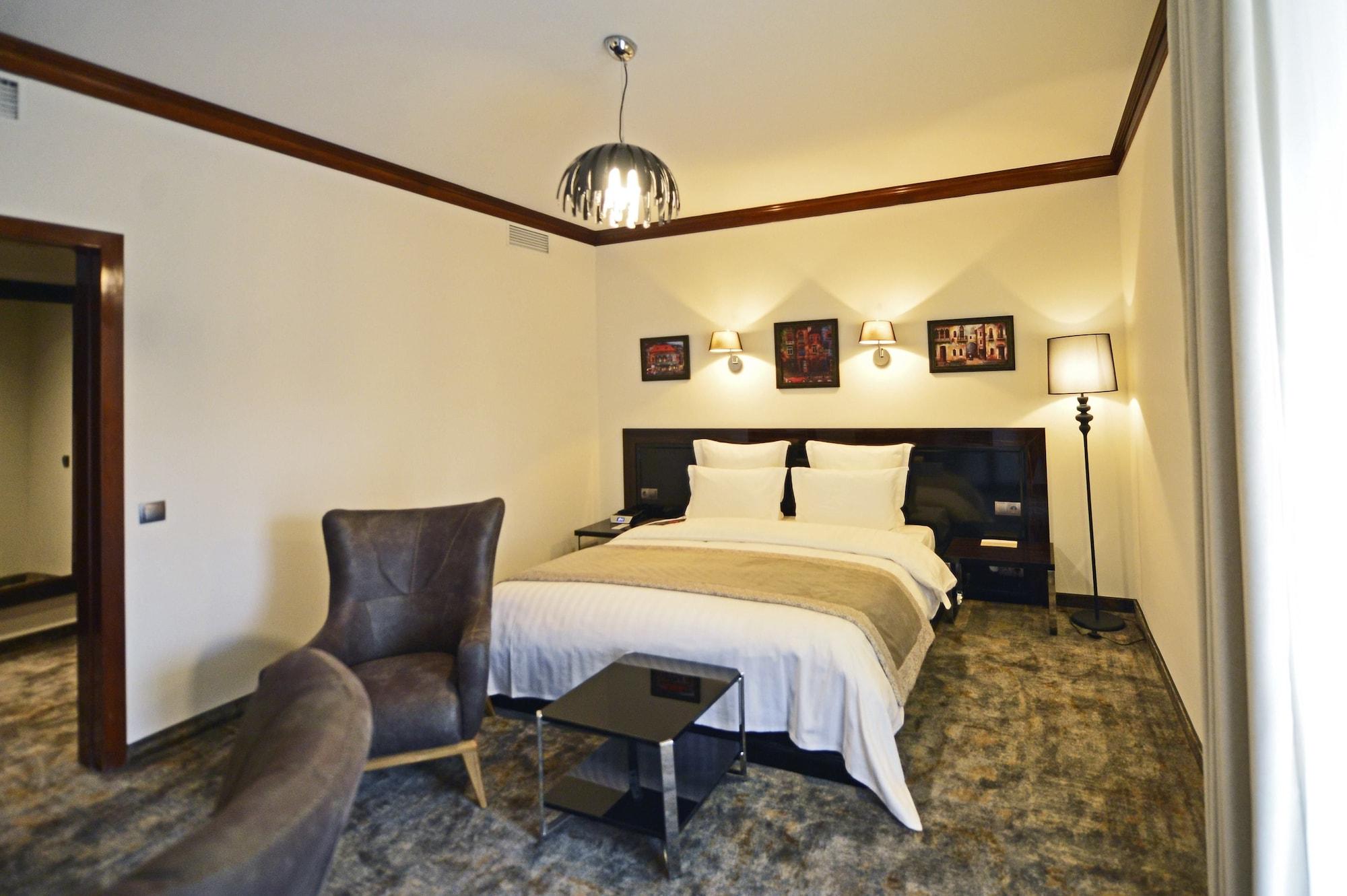 Ambassadori Tbilisi Hotel Exterior photo A room at the hotel