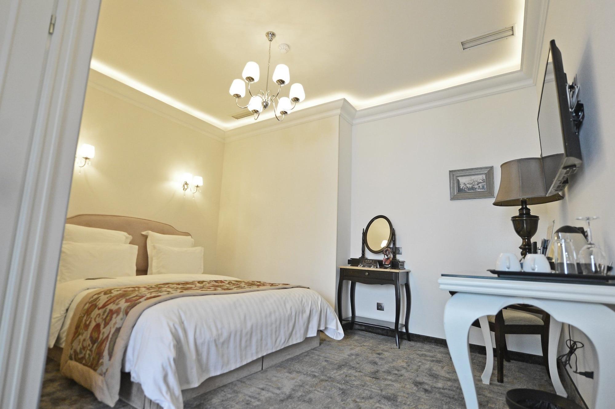 Ambassadori Tbilisi Hotel Exterior photo A room at the hotel