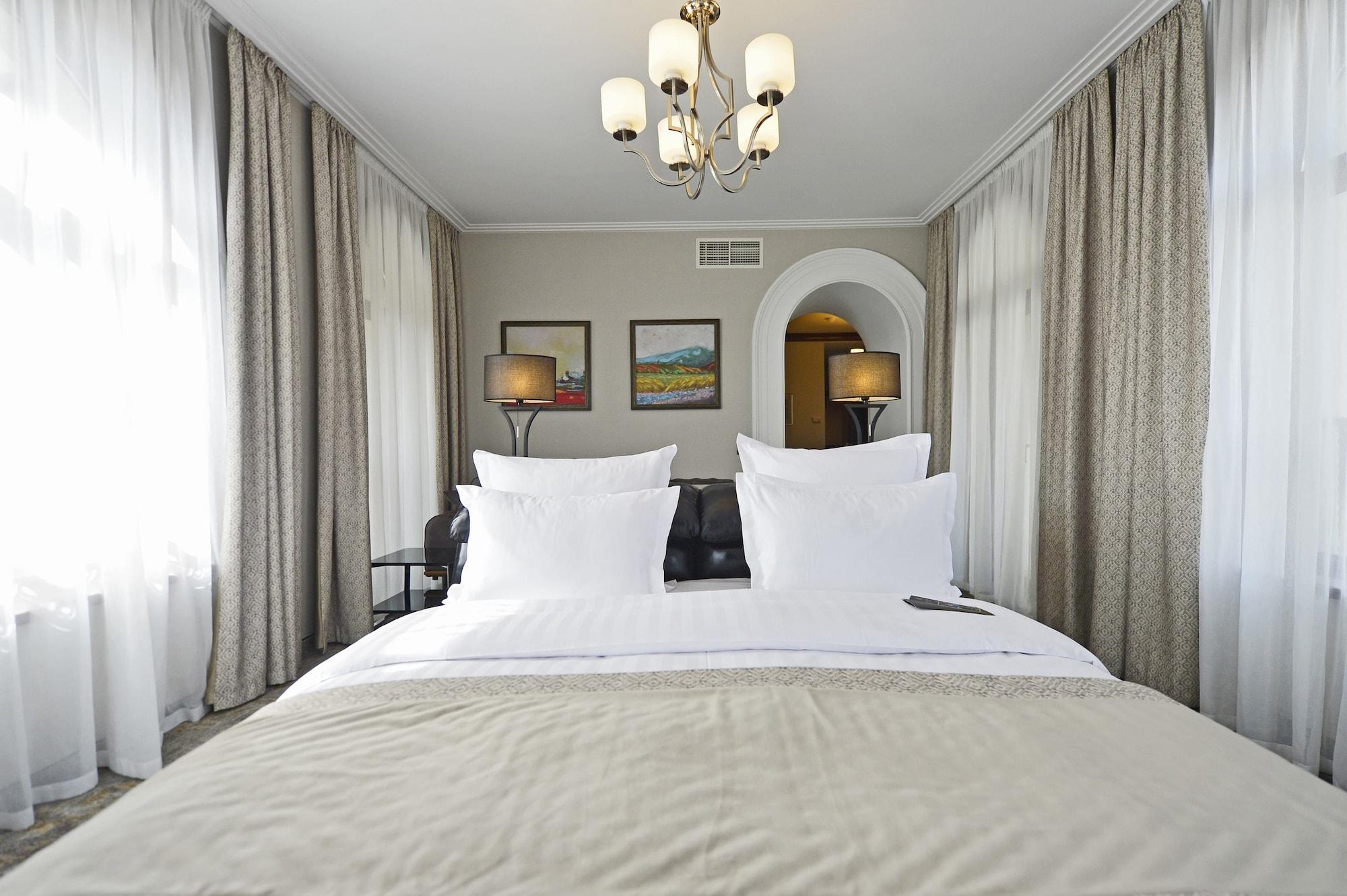 Ambassadori Tbilisi Hotel Exterior photo A bedroom at the hotel