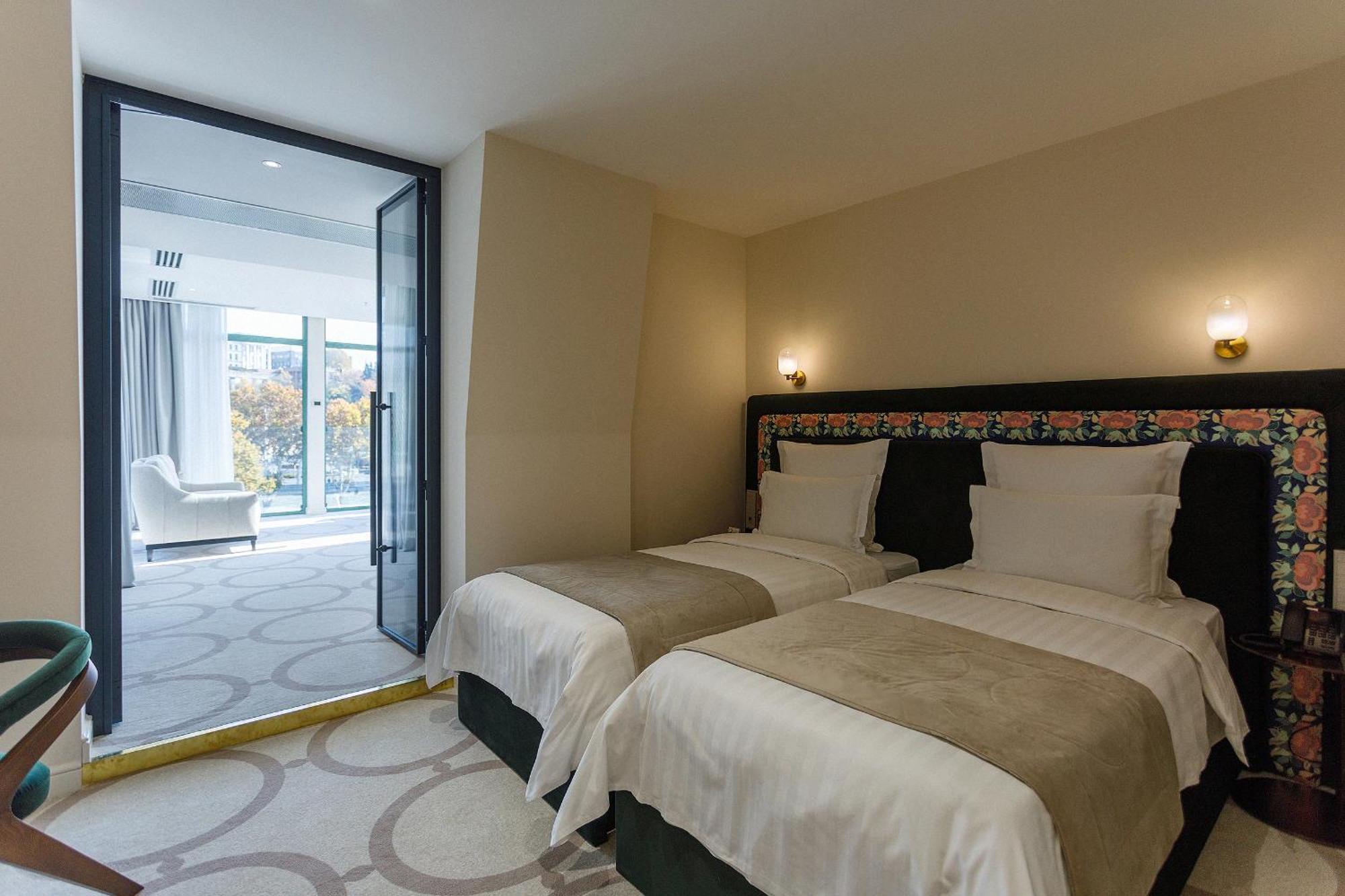 Ambassadori Tbilisi Hotel Exterior photo A room at the hotel