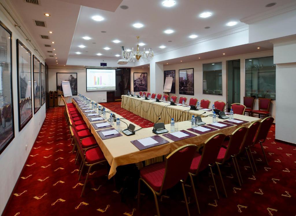 Ambassadori Tbilisi Hotel Exterior photo The conference room of the Academy