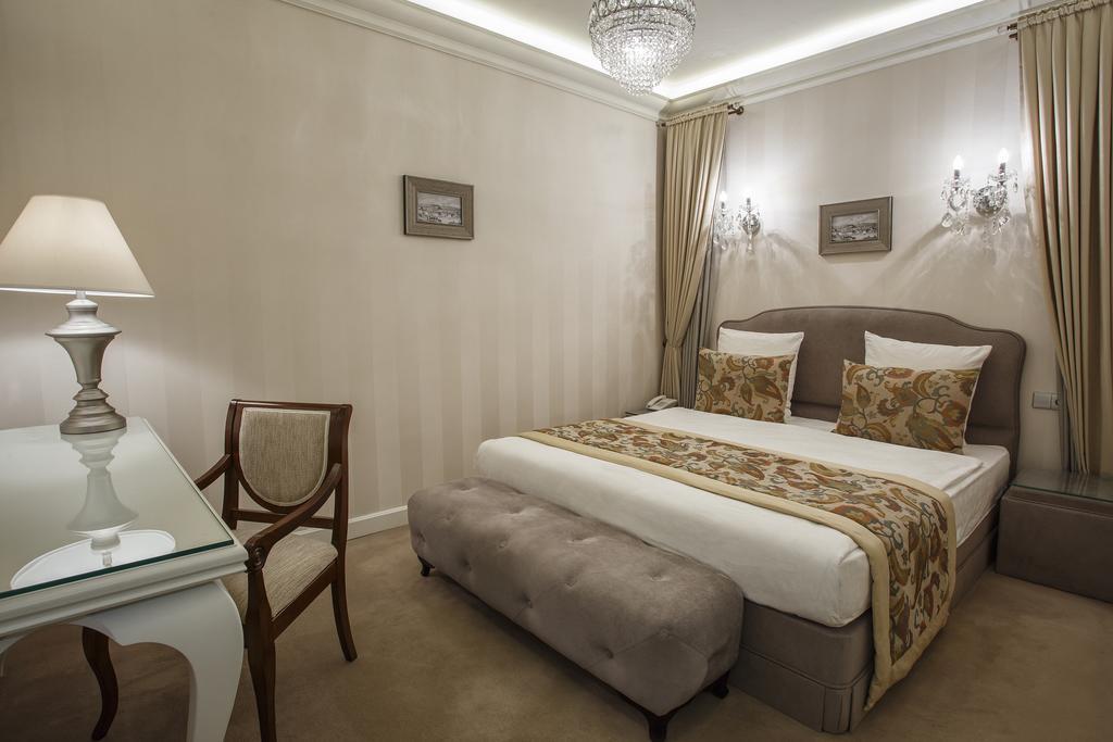Ambassadori Tbilisi Hotel Exterior photo A bedroom