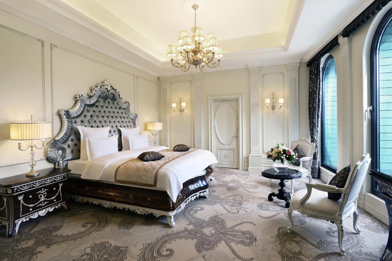 Ambassadori Tbilisi Hotel Exterior photo A bedroom at the hotel