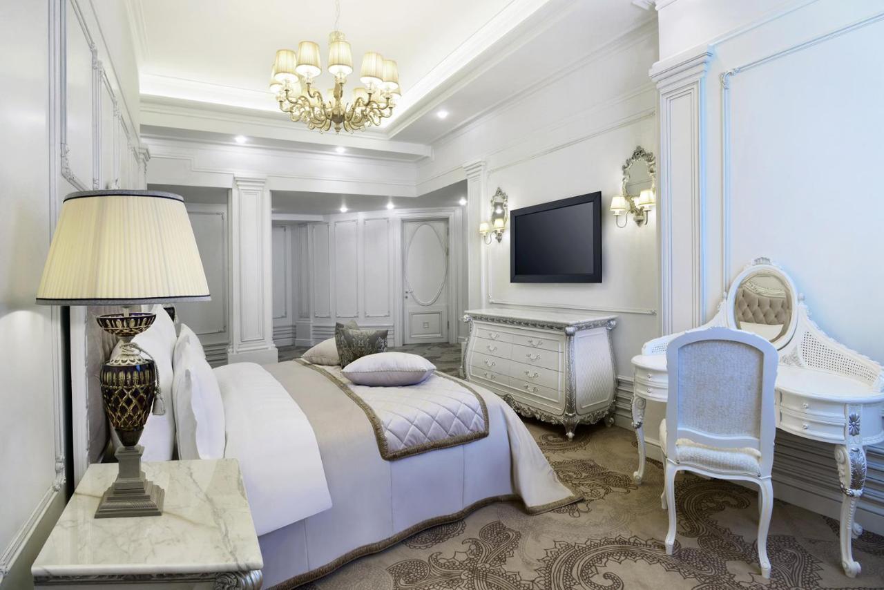 Ambassadori Tbilisi Hotel Exterior photo A bedroom