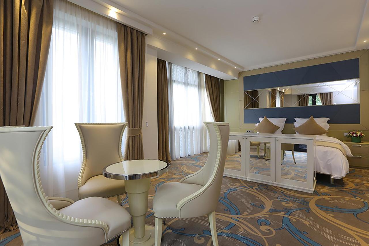 Ambassadori Tbilisi Hotel Exterior photo Suite